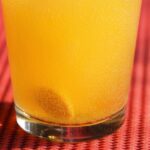 Rappresentazione di sintomi comuni della carenza di vitamina D, come affaticamento e debolezza.