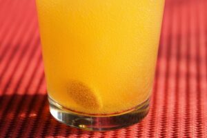 Rappresentazione di sintomi comuni della carenza di vitamina D, come affaticamento e debolezza.