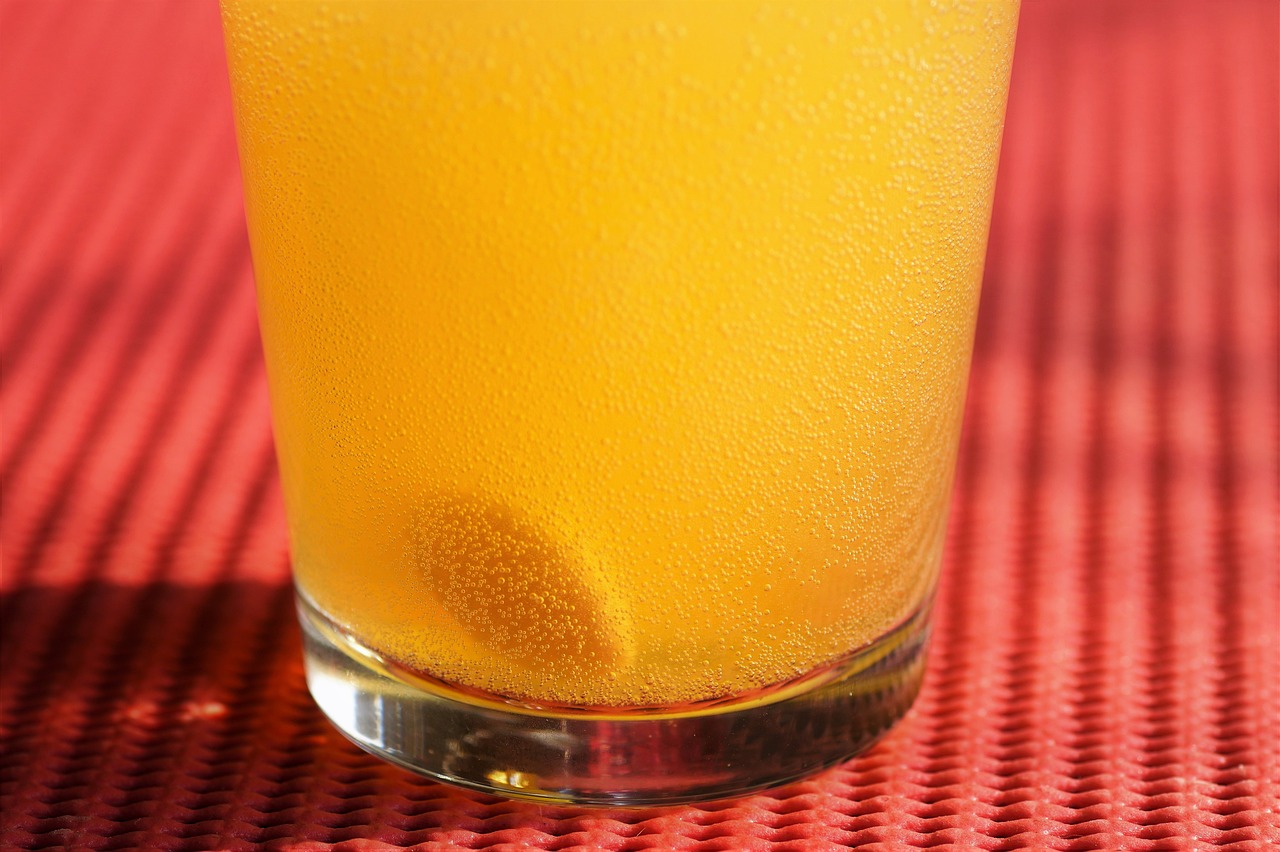 Rappresentazione di sintomi comuni della carenza di vitamina D, come affaticamento e debolezza.