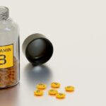 Donna che controlla i sintomi della carenza di vitamina D con un'espressione preoccupata.