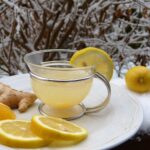 Bicchiere d'acqua con limone e zenzero, ingrediente ideale per una dieta dimagrante.