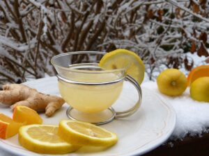 Bicchiere d'acqua con limone e zenzero, ingrediente ideale per una dieta dimagrante.